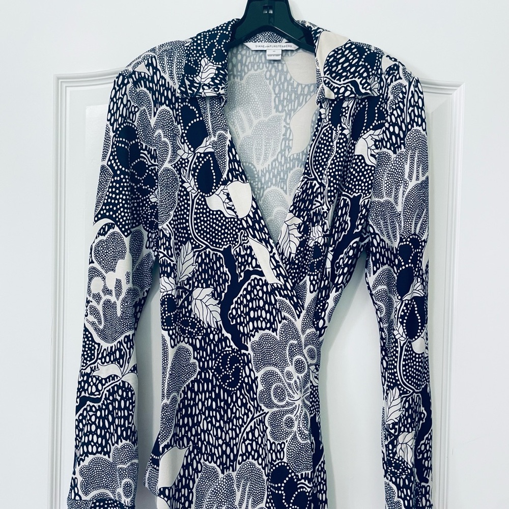 Delightful Diane Von Furstenberg Blue and White Long Sleeve Wrap Dress